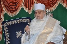 Huzoor-e-'Aali Saiyedna saheb (tus) on Takht-e-Taiyebi